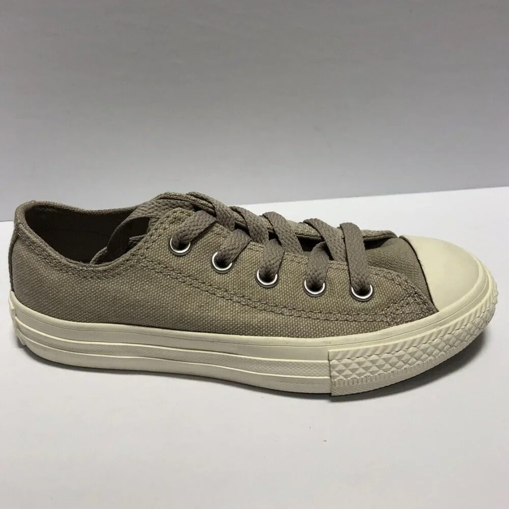 Converse Chuck Taylor All Star Youth Lo Top Sneaker, Boys' Size 11.5 M